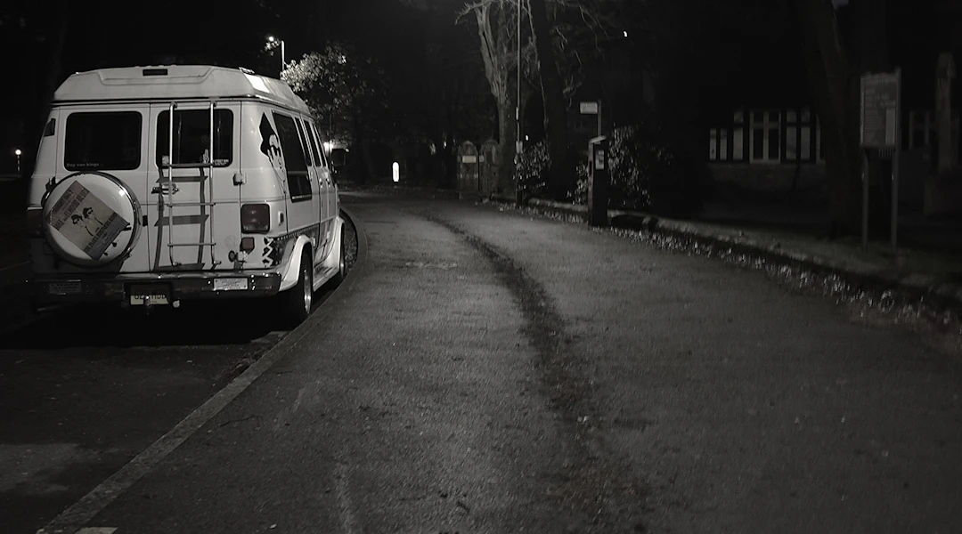 Kombi noću na praznoj ulici