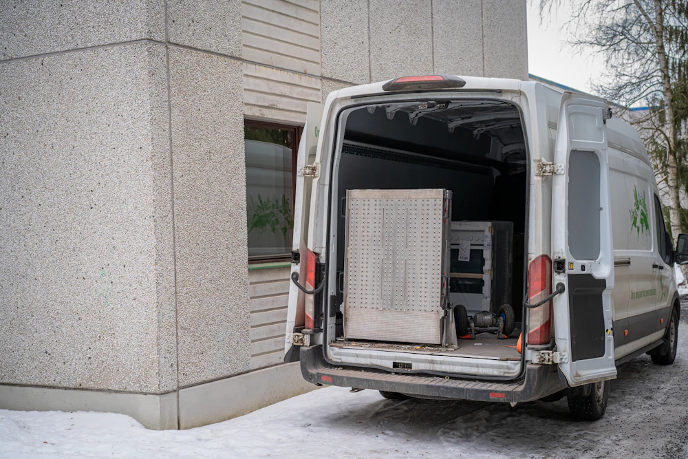 Natovaren kombi otvorenih zadnjih vrata