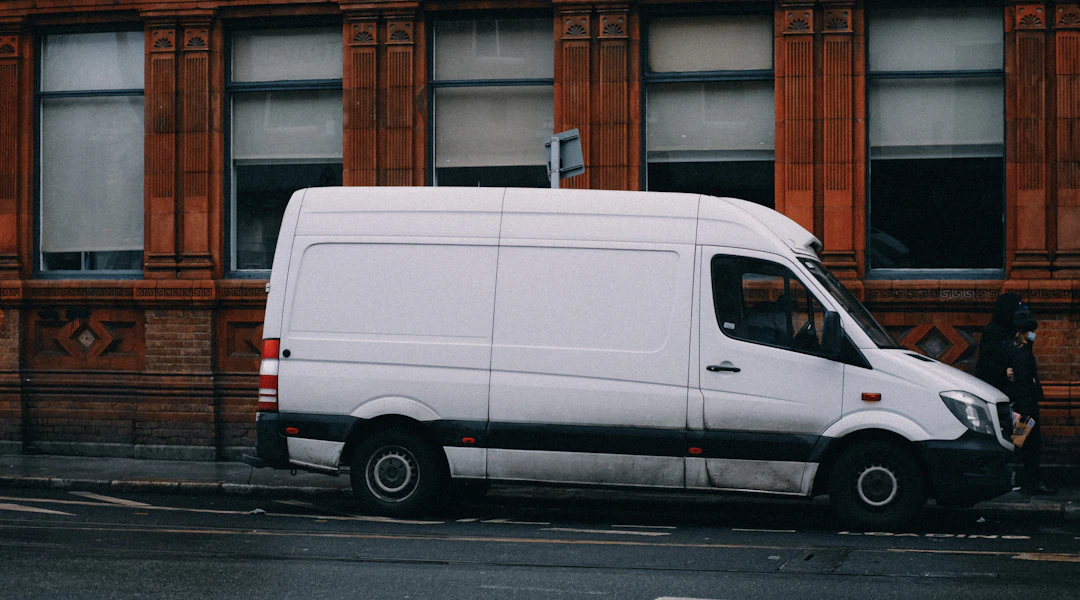 Beli kombi parkiran u ulici